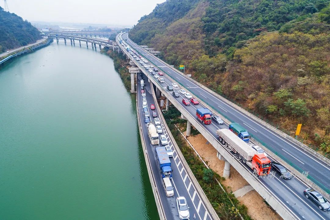 深度反思节日必堵的清连高速,游子的泪和自媒体的狂欢!