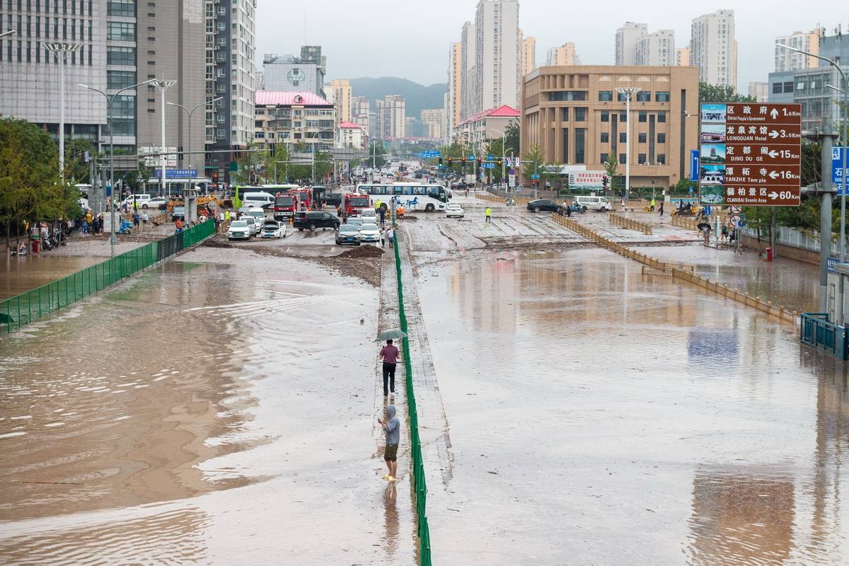 洪水肆虐北京门头沟城区,树枝泥浆遍布道路,车辆无法行驶