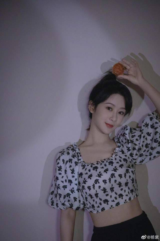 杨紫与粉丝互动,浅色卫衣挥手鞠躬,网友泪目