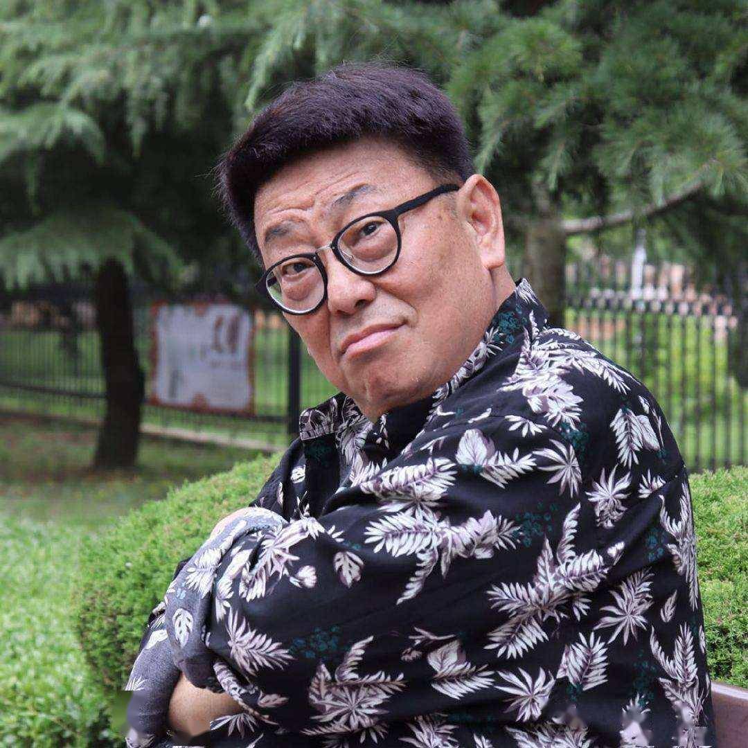 港星楼南光定居辽宁,街边惬意撸串无人识,从小住香港农村养猪