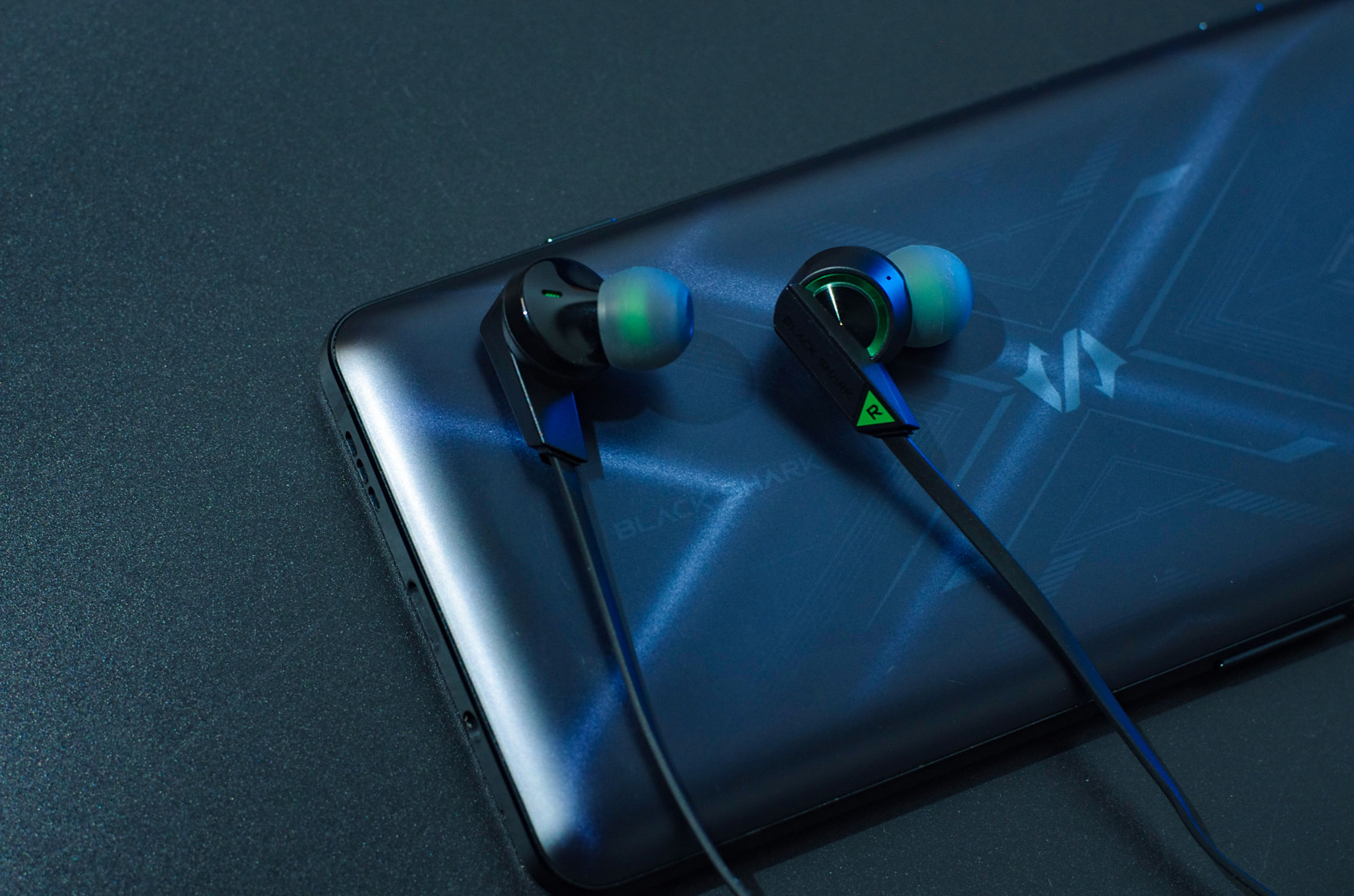 黑鲨凤鸣入耳式耳机图赏:专为游戏而生