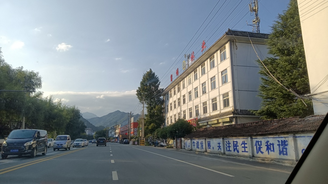 袖珍小城,酒店全部爆满 留坝县城很小,一条从张良庙山口流下来的