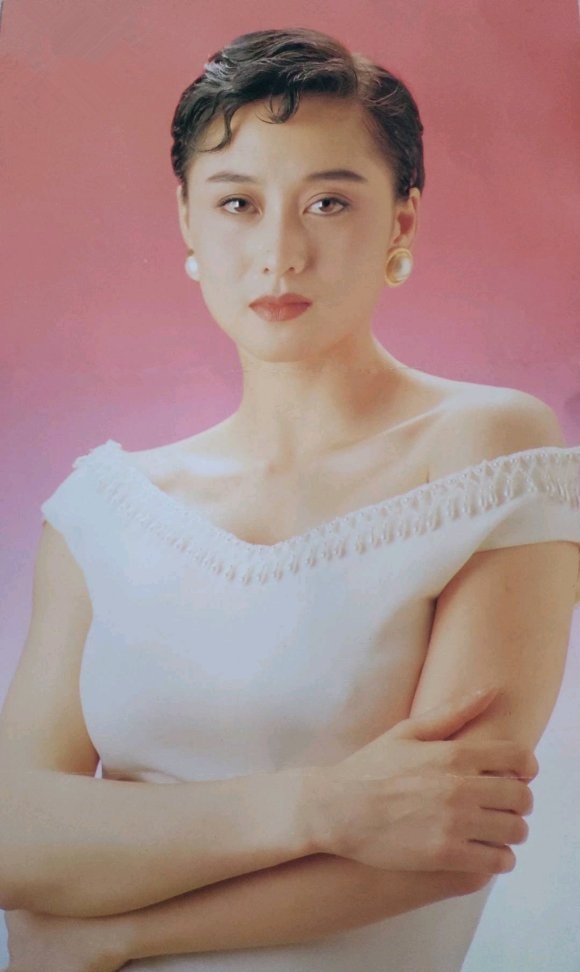 利智选美夺冠被群嘲,一袭红泳装艳压群芳,性感美人逆袭传奇