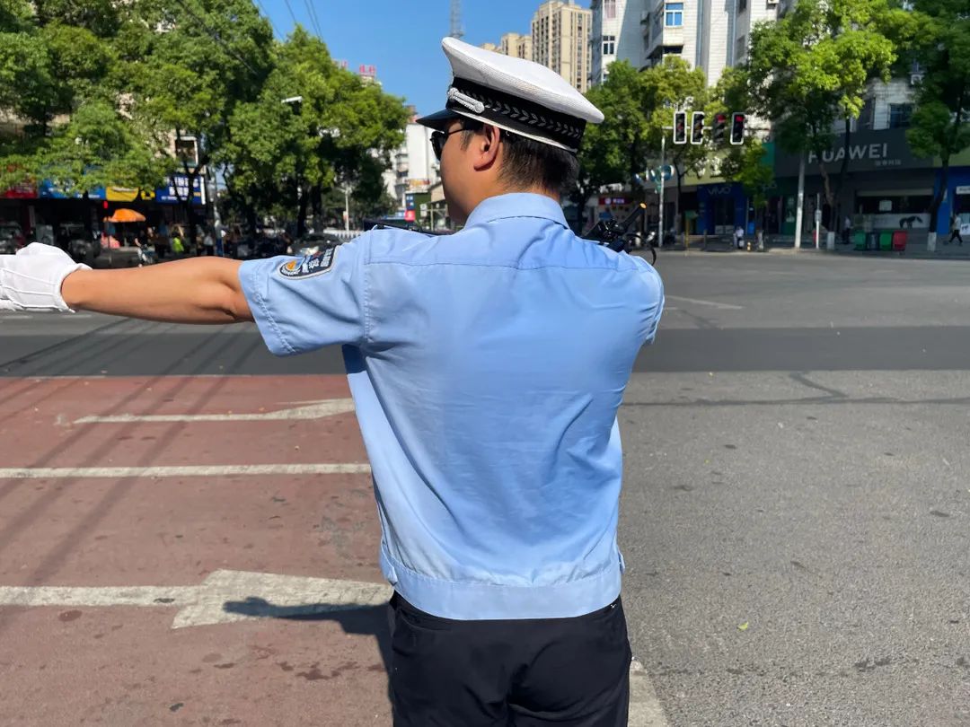 头顶烈日坚守岗位