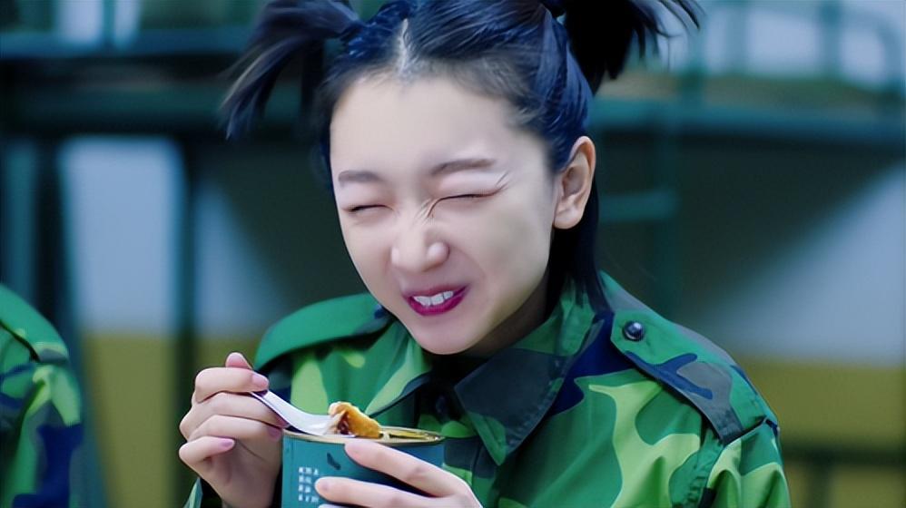 小眼睛厚嘴唇笑起来像是个个傻丫头,这是很多人对周冬雨的第一印象.