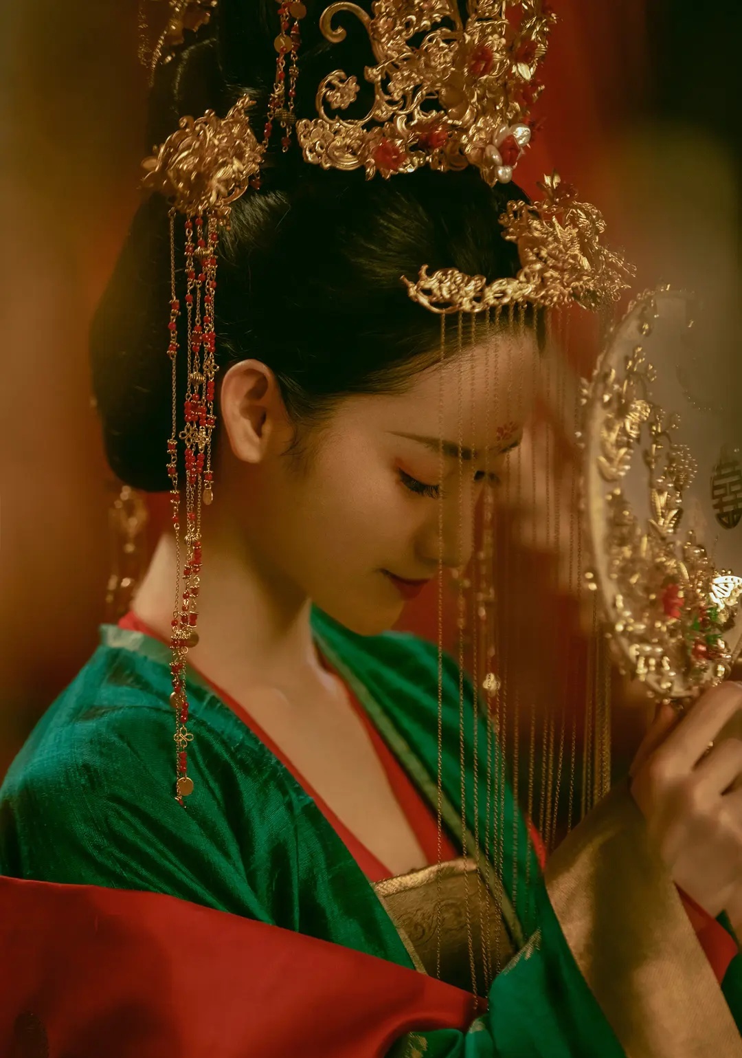 缎袄 清代汉式女装：月白绸五彩三蓝绣蝶恋花纹阑干裙-服装博物馆