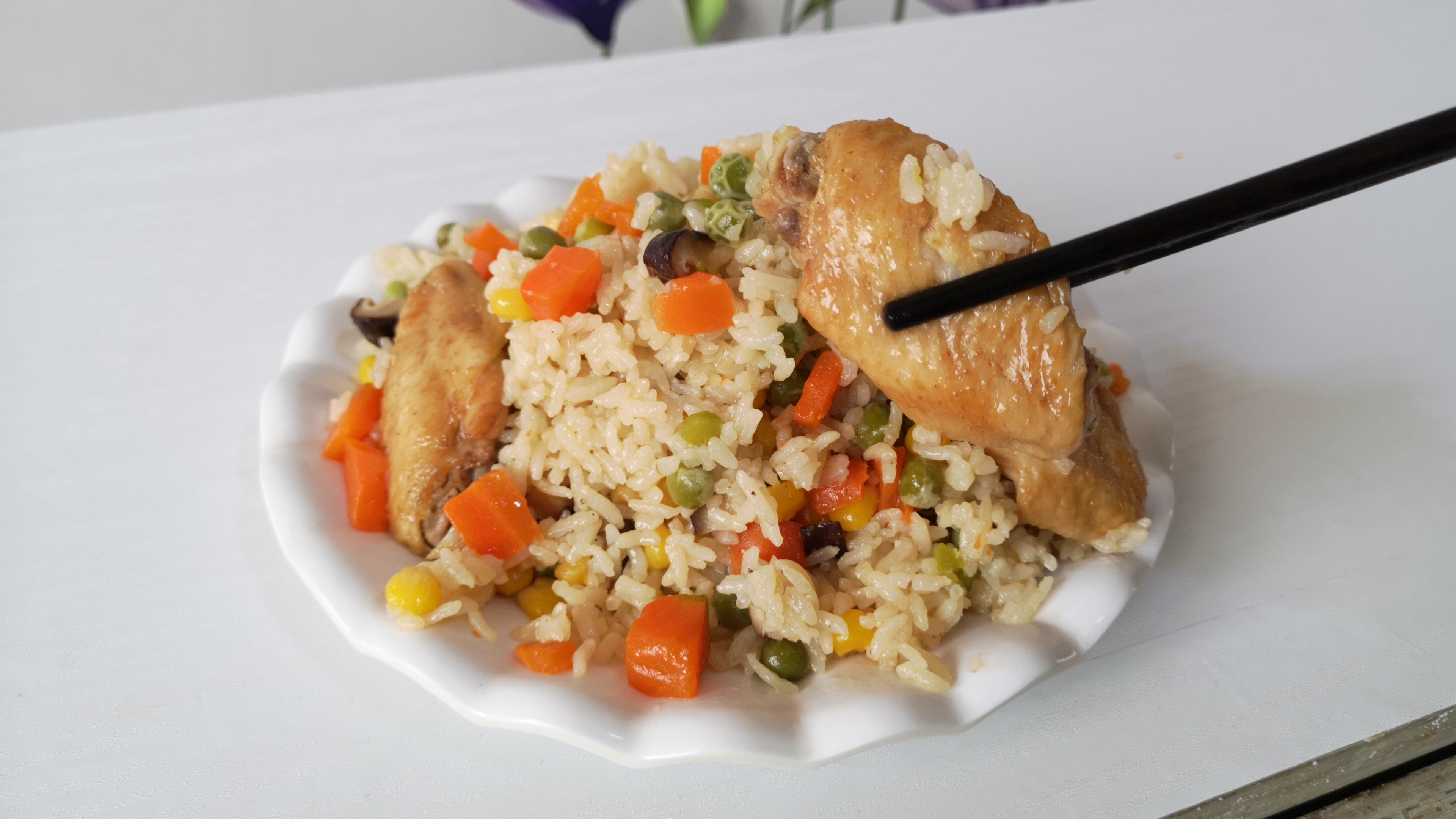 天气太热不爱做饭,试试这鸡翅饭的做法,饭菜一锅出,简单又快速