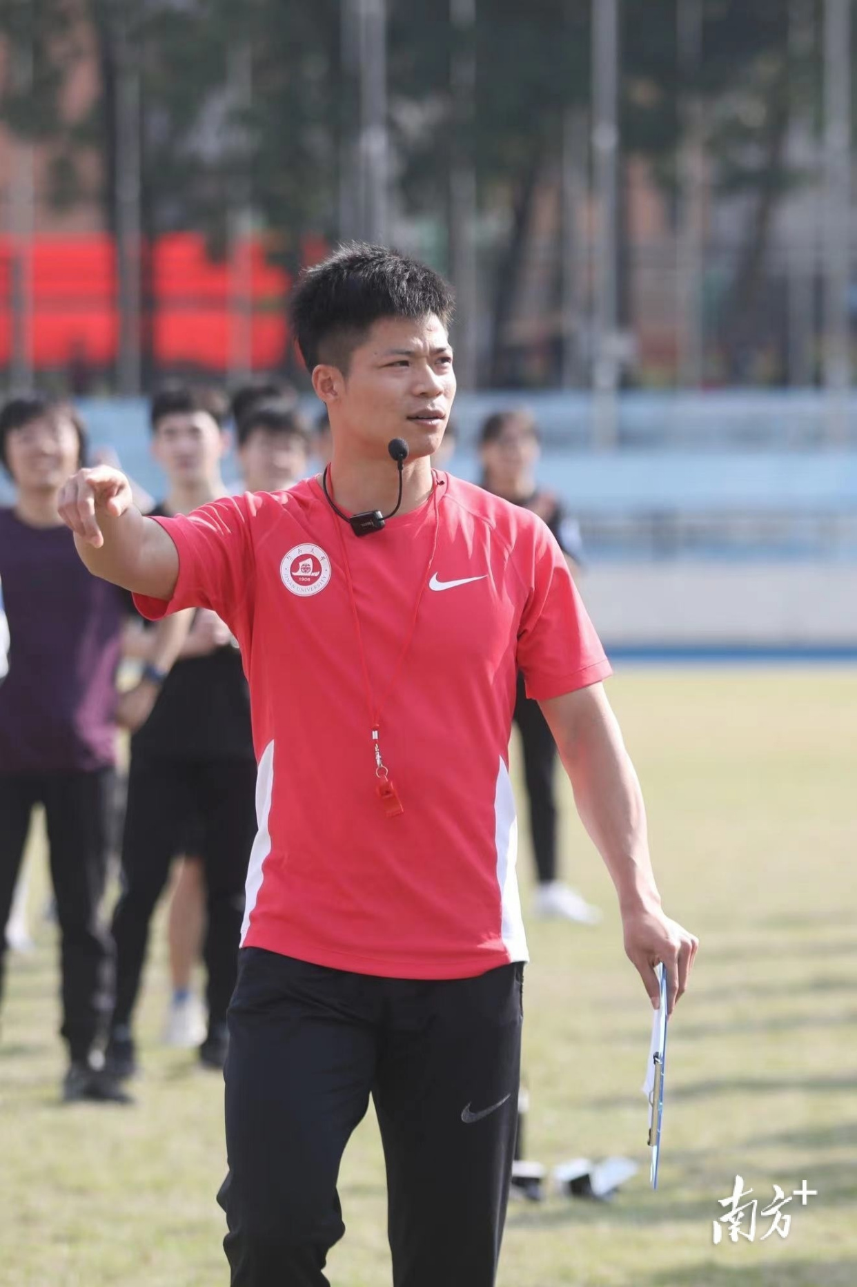 "亚洲飞人"来了!苏炳添在暨大教学生"百米跑挑战9秒83"