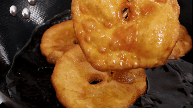 陕西炸油饼不用发面就能做夹上咸菜3口一个男女老少都爱吃