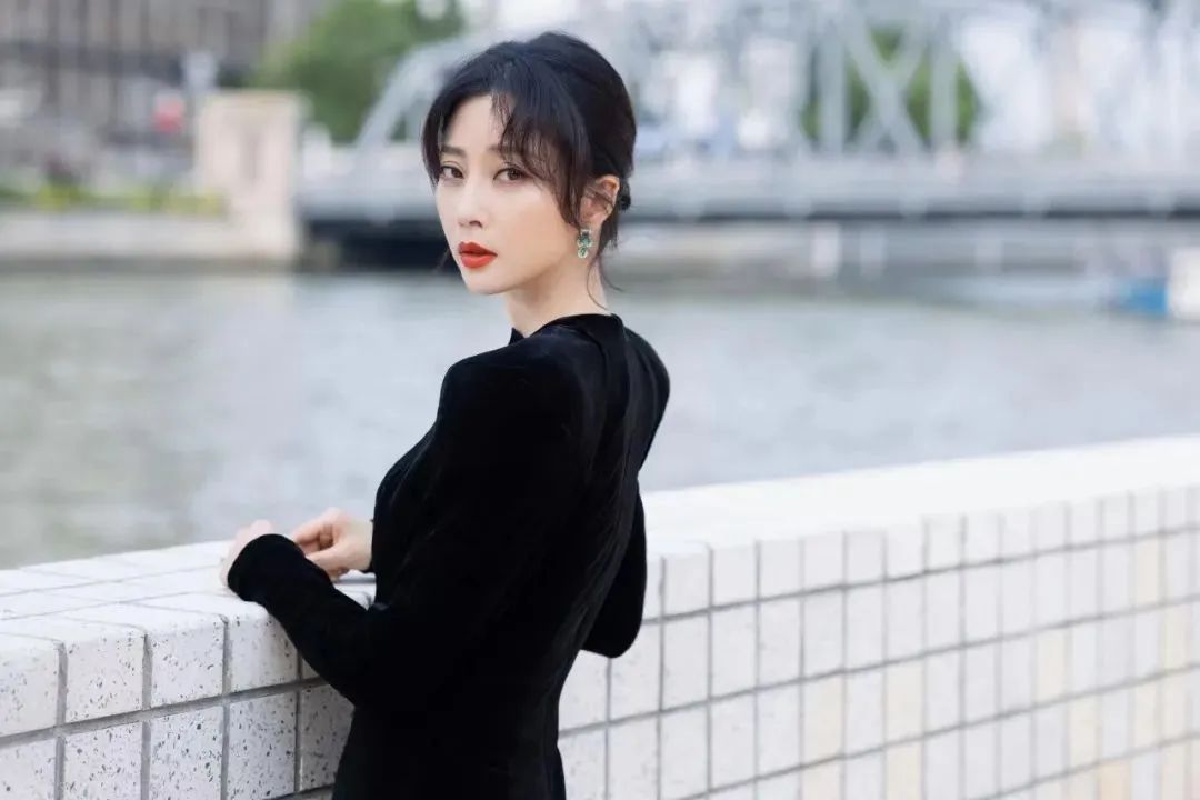 柳岩的胸,殷桃的唇,她的腿长捅到屋顶,不愧是第一小姐!