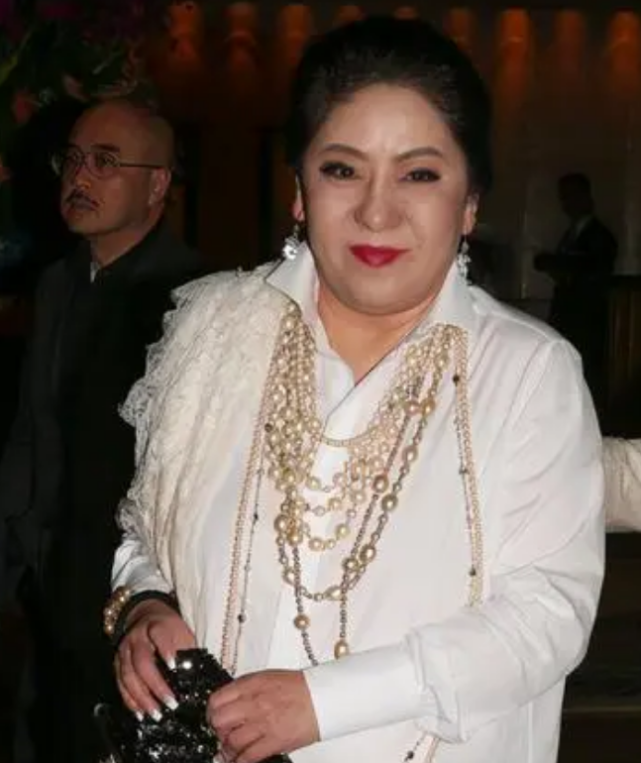 向太不愧是"富婆"!穿蕾丝衬衫戴八条珍珠项链,高贵感谁比得过