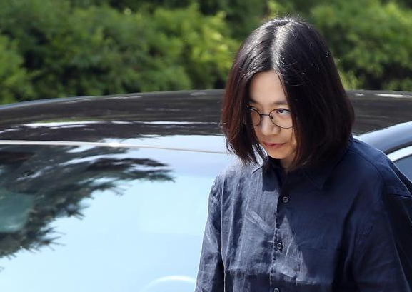 "恶魔千金"赵显娥:虐待佣人,家暴丈夫,因一颗坚果逼停飞机