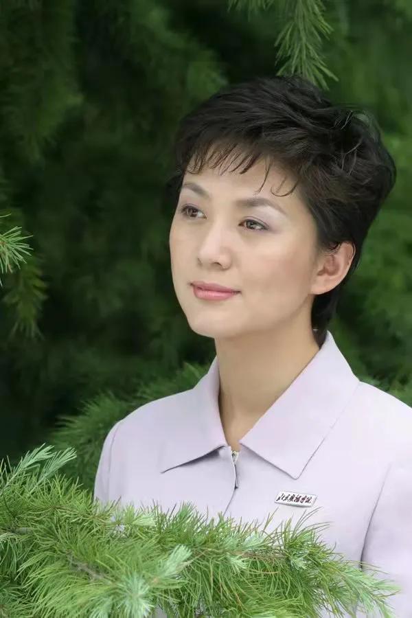 央视著名主持人海霞,嫁大11岁清华教授,结婚22年幸福如初