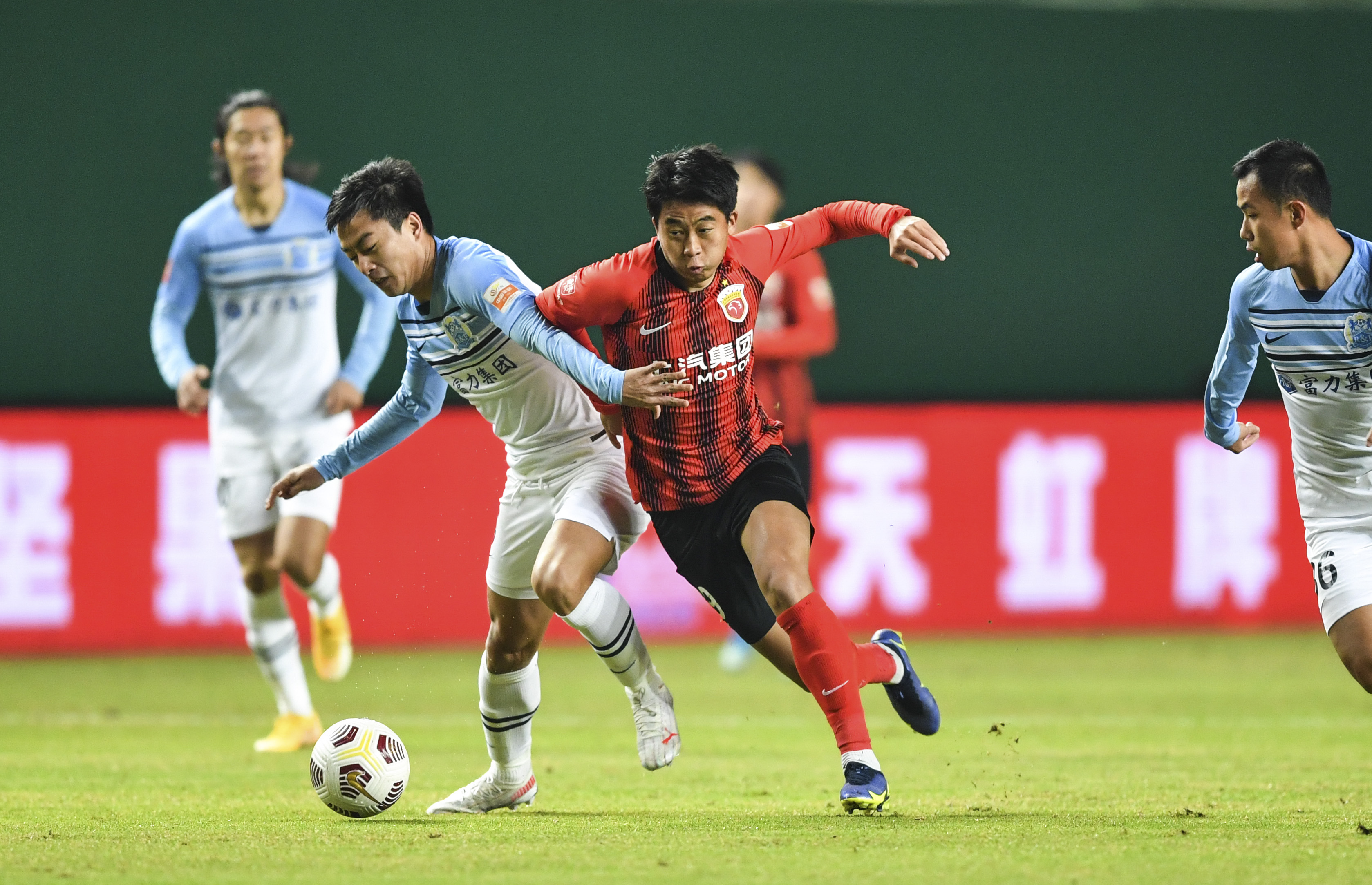 足球——中超:上海海港队胜广州城队