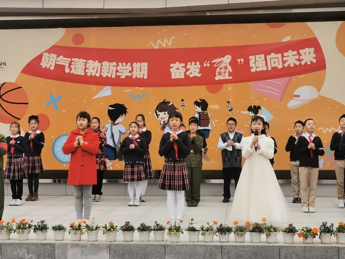 成都站东小学用达人舞台 传雷锋精神