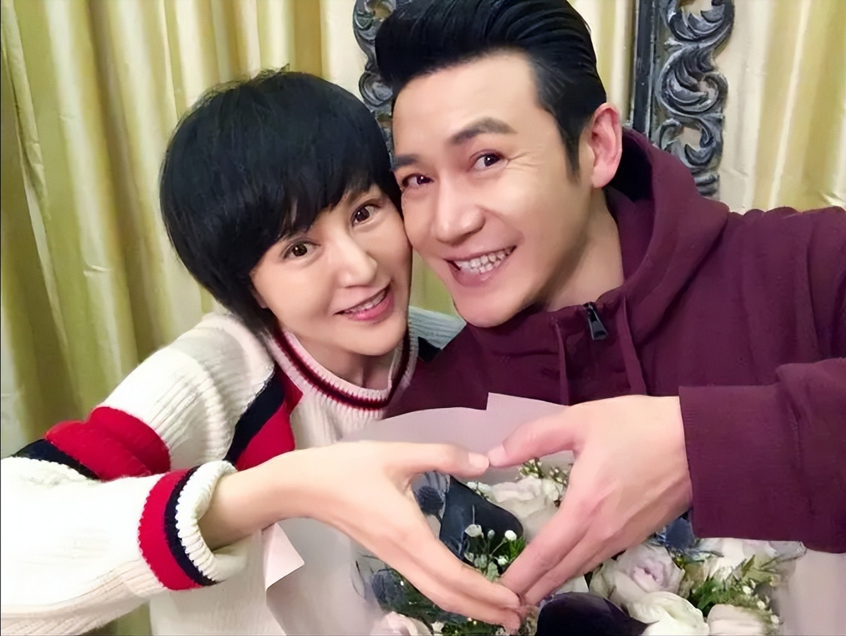 陆毅娶了鲍蕾,郭京飞娶了鲍莉,两人一起去丈母娘家,丈母娘却对郭京飞