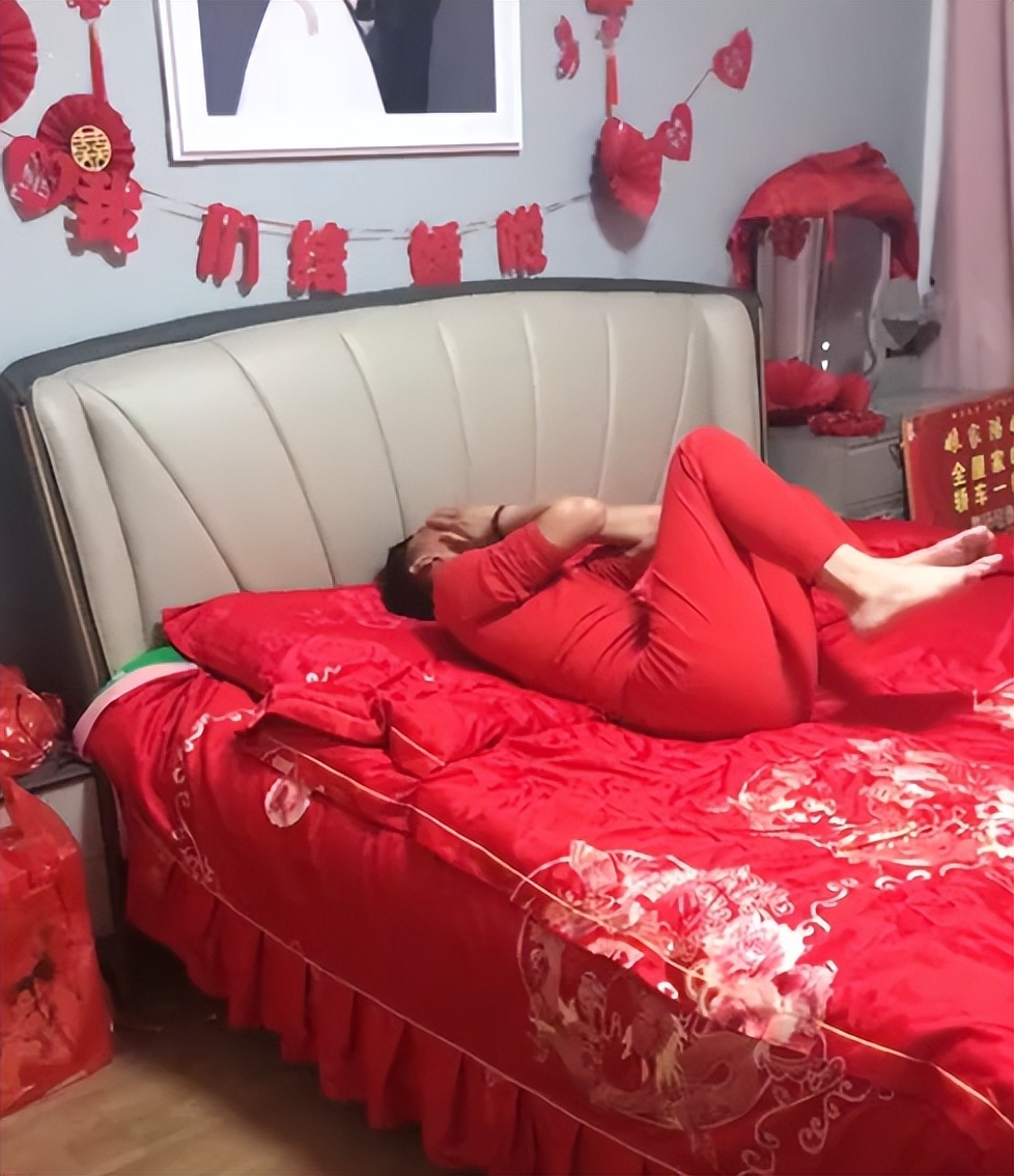山东新婚之夜丈夫在床上笑的打滚,看到一旁娘家陪嫁牌网友秒懂