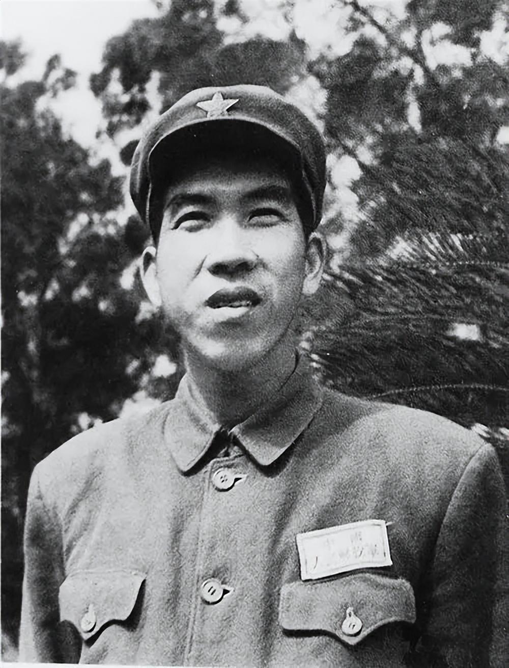 1950年,渡海先锋营与琼纵会师,女红军流泪:我们总算熬出头了