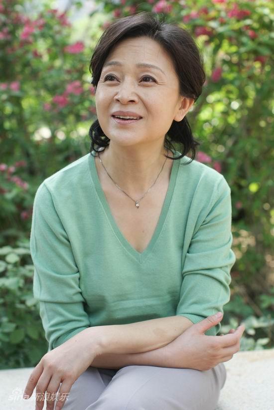 刘莉莉:31岁相亲嫁普通男人,爆火时回归家庭,却仍对女儿有愧