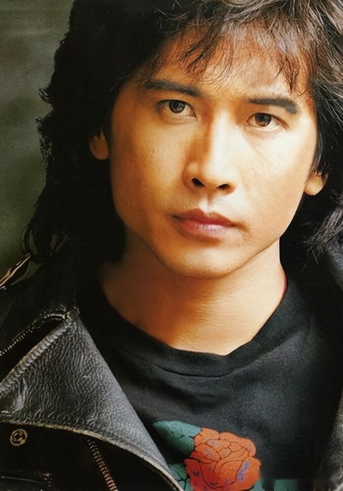 男神齐秦苍老模样暗变小娇妻陪伴引人瞩目