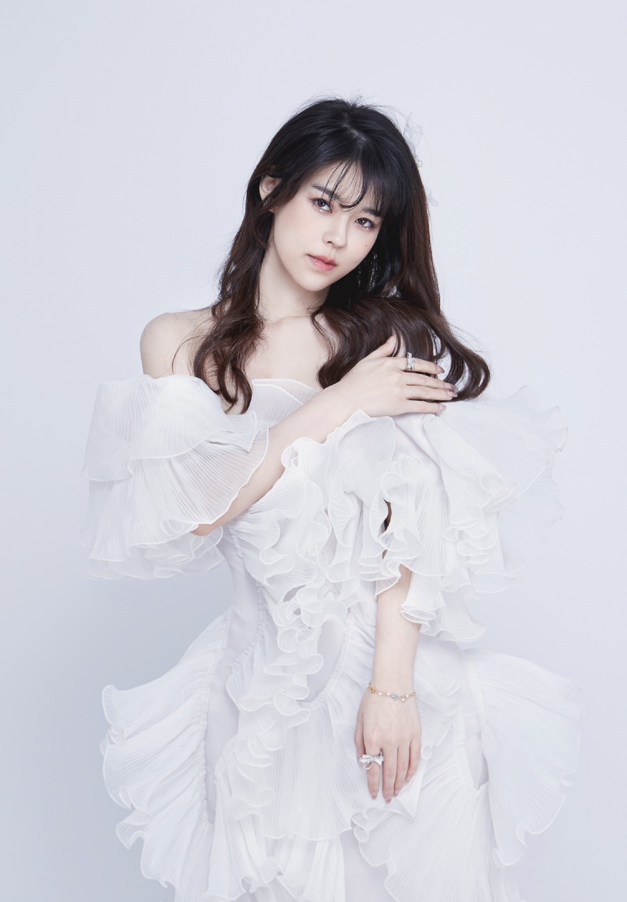 36d沫子惊艳回归?白色紧身裙尽显婀娜身材,疑似确定新平台