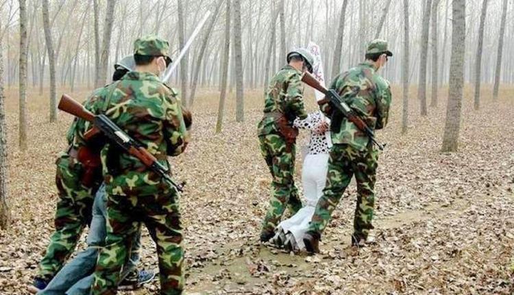 1981枪决犯人真实录像!4青年抢劫陌生女子,临刑前提出一个要求