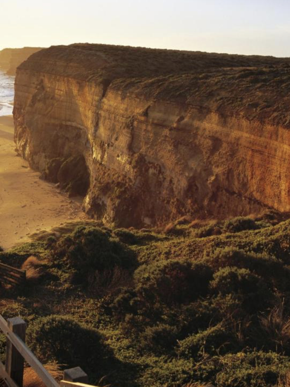 十二使徒岩:见证海浪侵蚀的壮丽奇观!