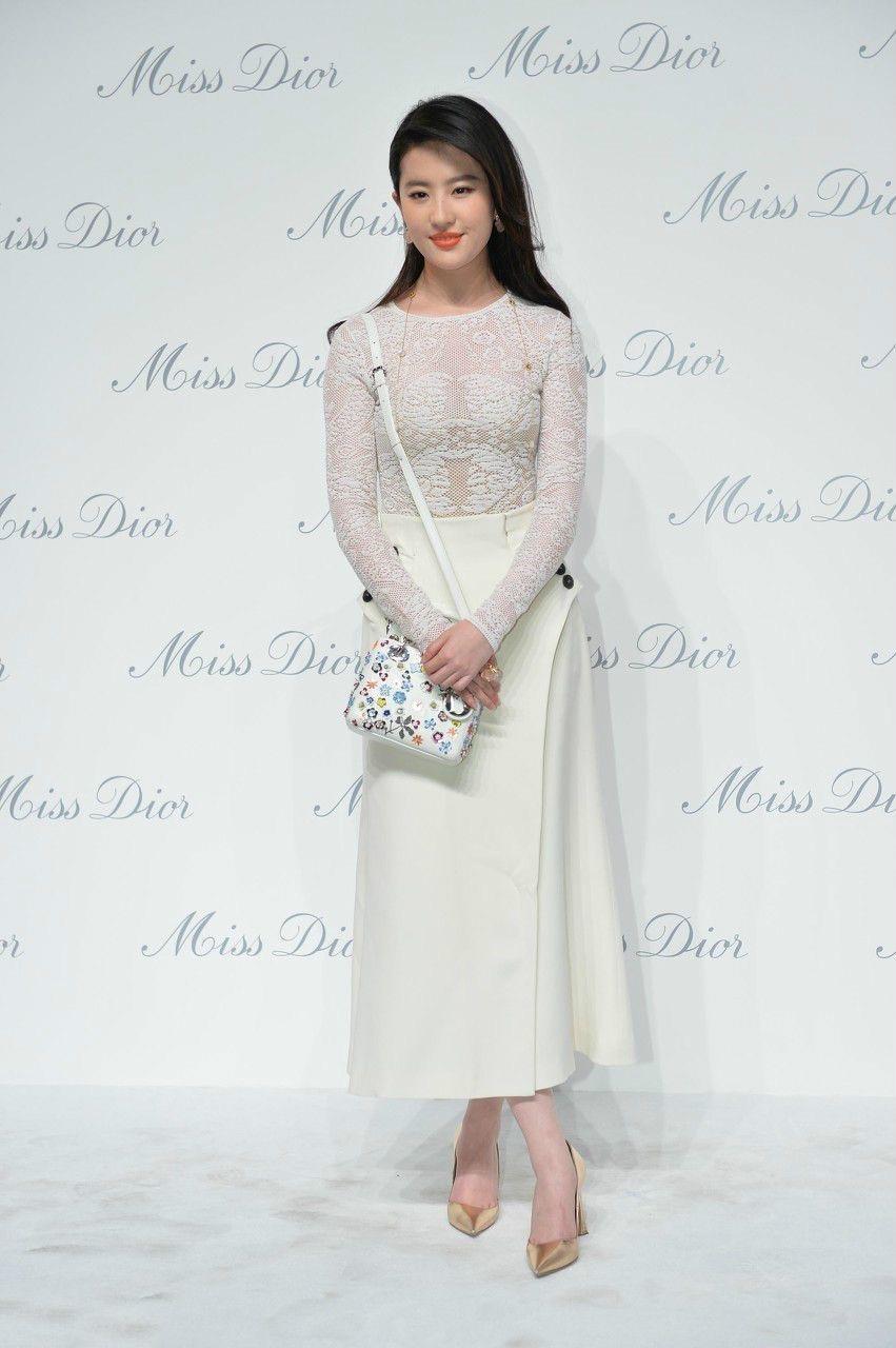 刘亦菲是仙女下凡!穿一袭蓝色薄纱连衣裙仙气飘飘,颜值无可替代