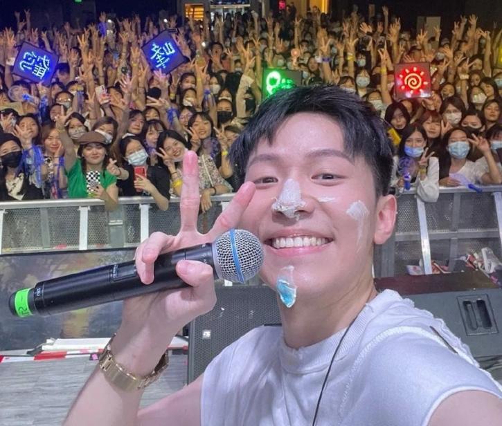 疑似周二珂前男友被扒,她唯一关注的男性,同样是一位音乐人