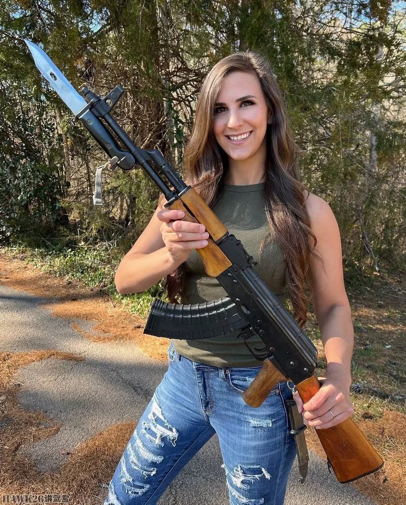 「周末mm例图」油管主播瑞秋·比展示各种枪械 总有一款打动你