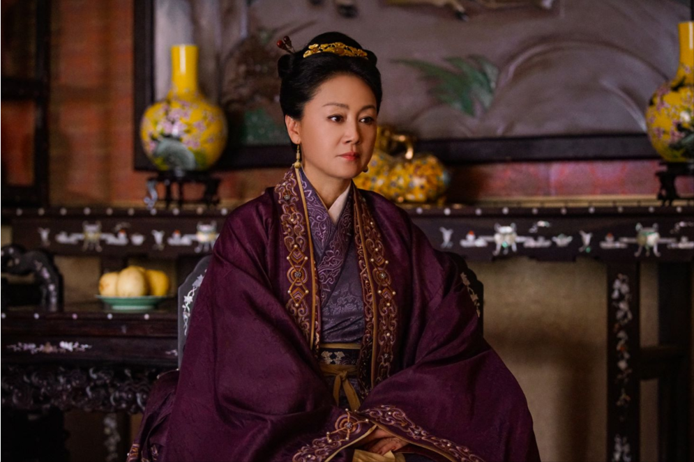 朱元璋说不想当皇帝,马皇后听后扭头坐龙椅上,让朱元璋敬爱一生