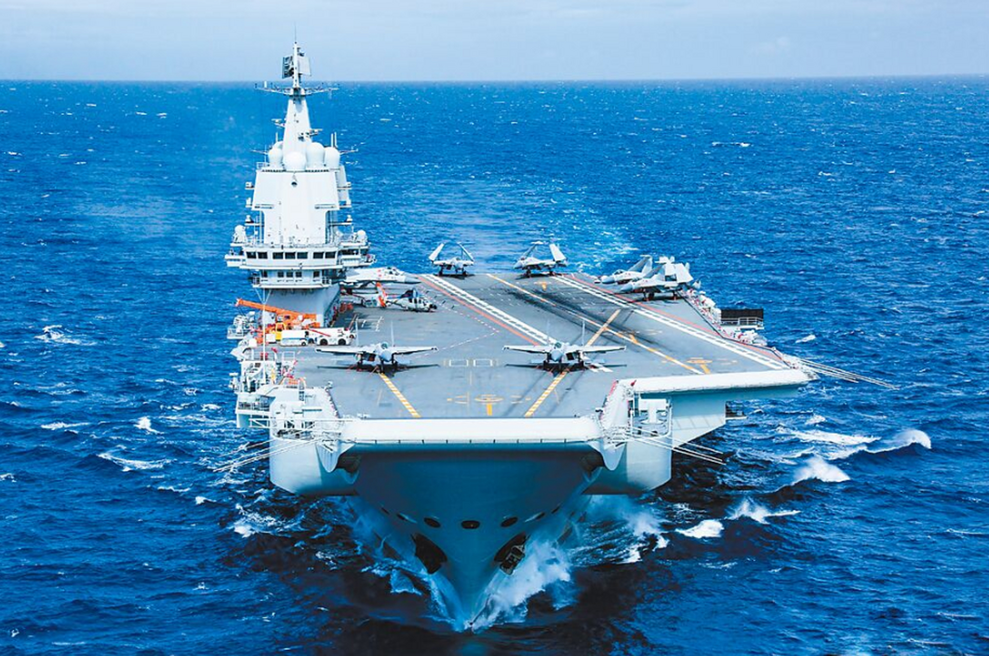 日前,央视播放了宣传片《逐梦》,披露了解放军航母山东舰与美国航母