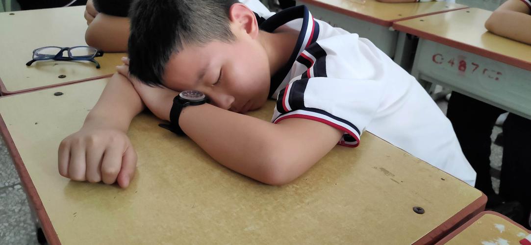 外国人不午睡,趴着午睡的危害有多大?