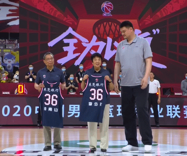 推荐北控主帅马布里把头像换成了钟南山，网友：他绝对是“头号铁粉”