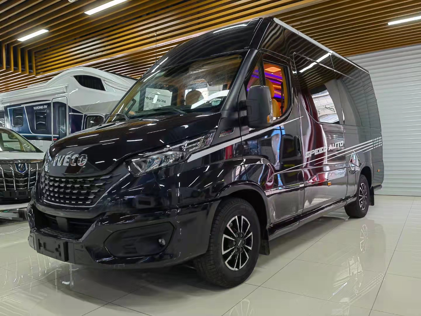 进口依维柯new daily商务房车,车内可以直立行走的商务房车