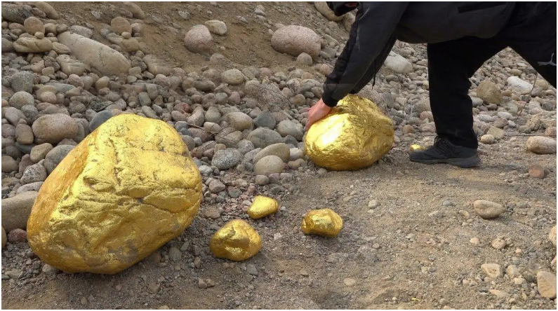 野外捡到金子要上交吗?牧民捡到300万的金子,私自卖了违法吗?