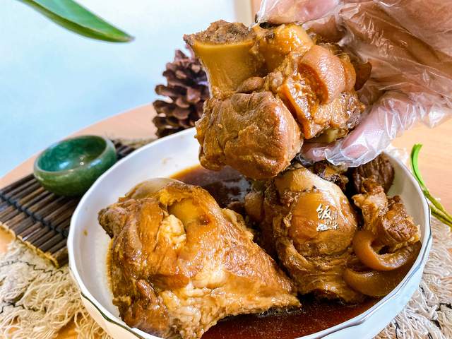 虽然猪大骨的骨头占了大部分,但是10元1斤的价格,吃着还是挺过瘾的.