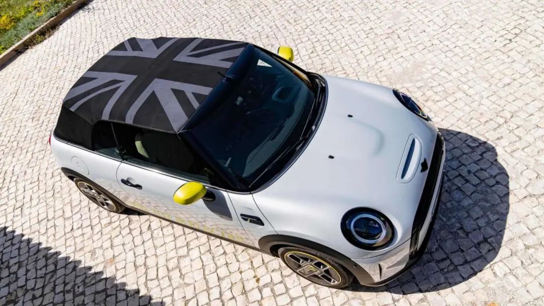 本鸭还是选择敞篷版的宏光mini吧要知道,目前据五菱新能源经销商透露