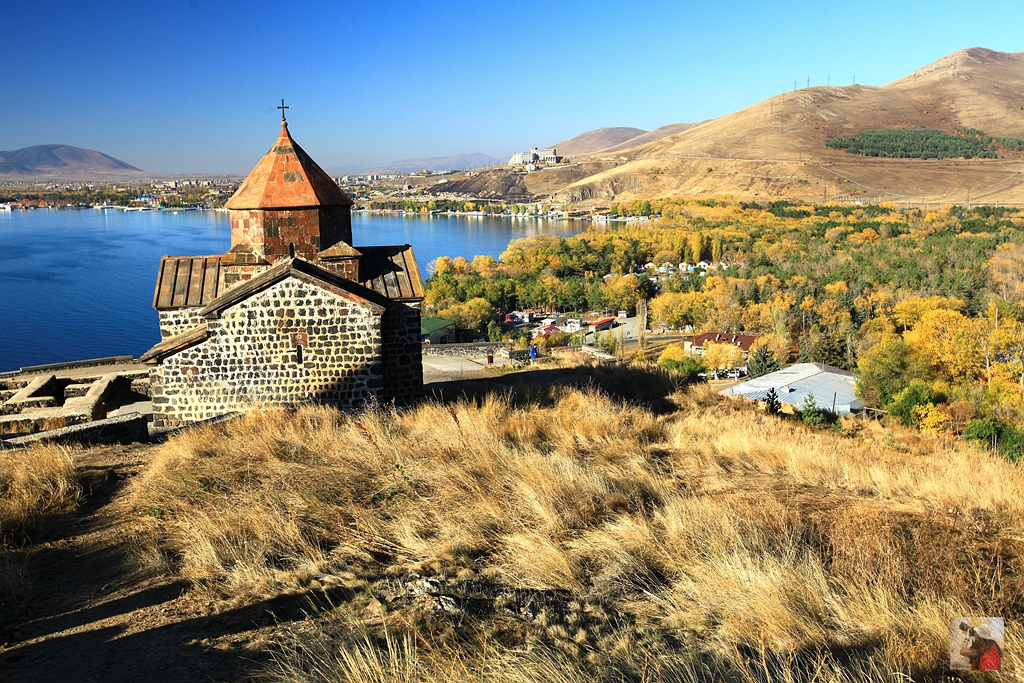 塞凡湖:外高加索最大的湖泊,亚美尼亚度假胜地