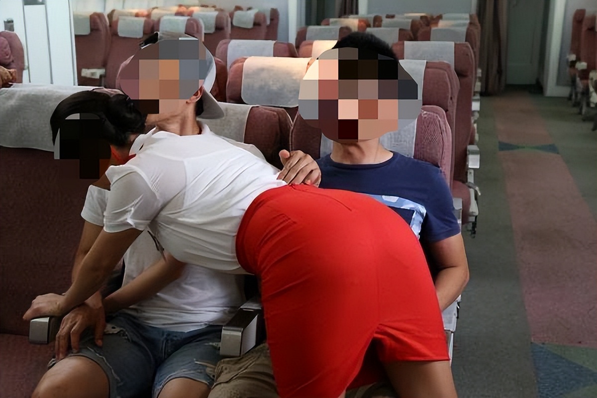 回顾:空姐机舱内穿情趣内衣拍照,自称:超级舒服,跟没穿一样!