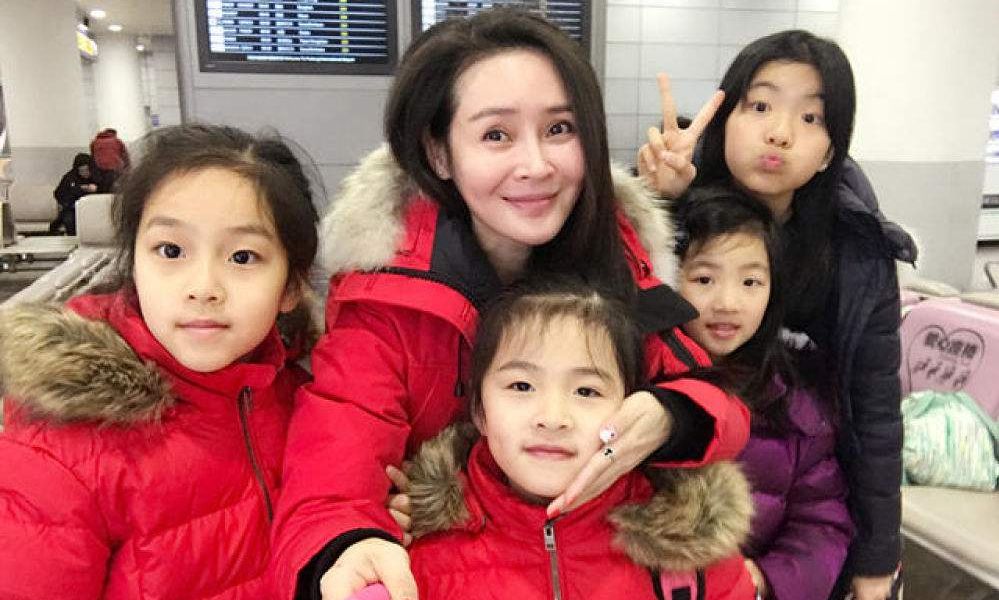 演员于明加:结婚13年只生孩子不做饭,丈夫一家人把她宠成宝