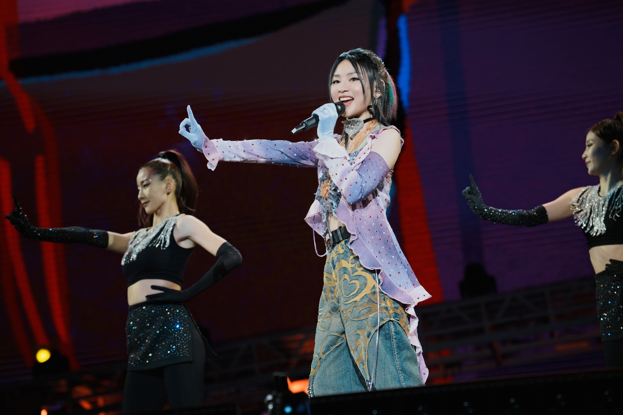 05超女三强同天开唱:李宇春秀美腿,周笔畅比张靓颖更妩媚