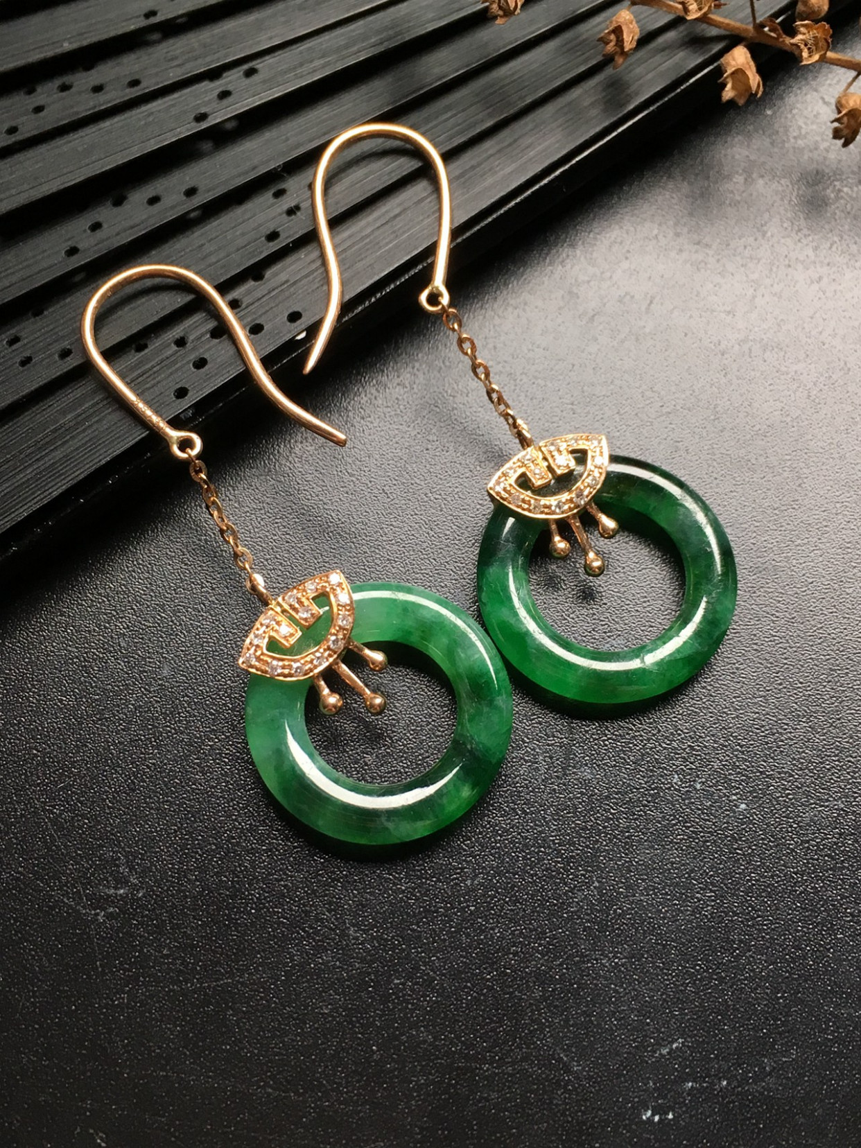 你知道翡翠耳环的故事吗?翡翠耳环有什么寓意?