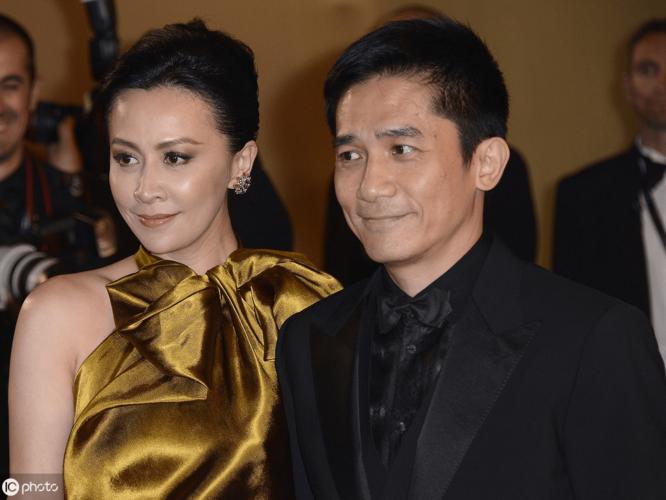 一张刘嘉玲与张学友合唱的老照片,引发网友热议:刘嘉玲最珍贵!