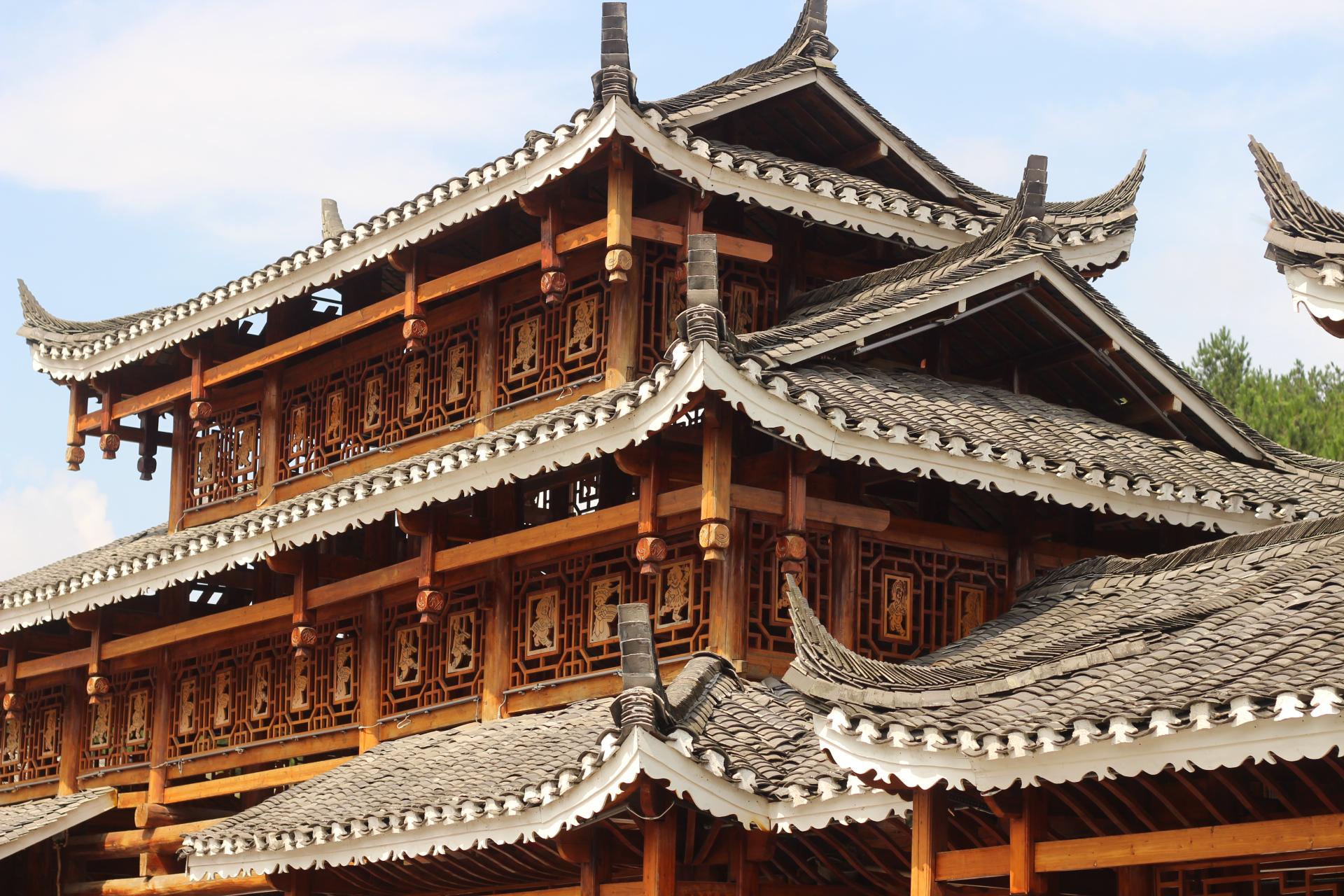 "明月千里照,情歌唱到老",道不尽凯里苗侗风情园的千百柔情