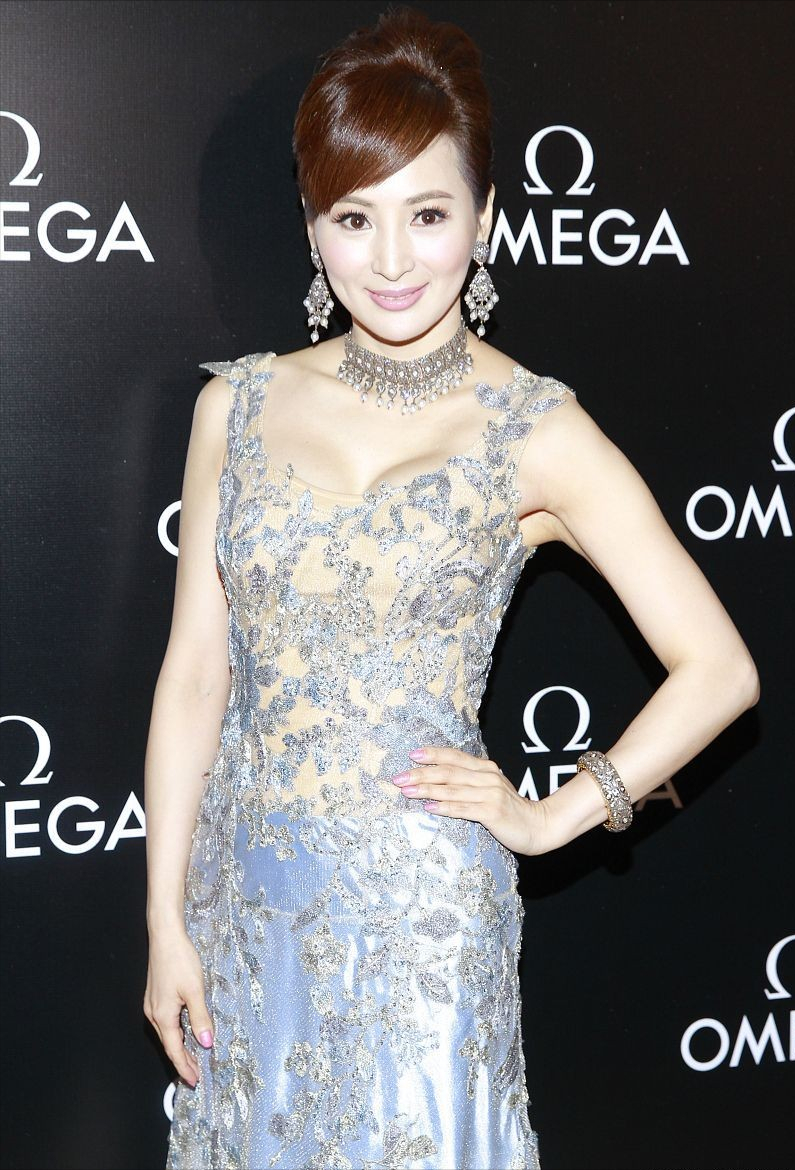 罗霖快60岁还有亚姐体态,穿礼裙身材挺拔,难怪能嫁小20岁富二代