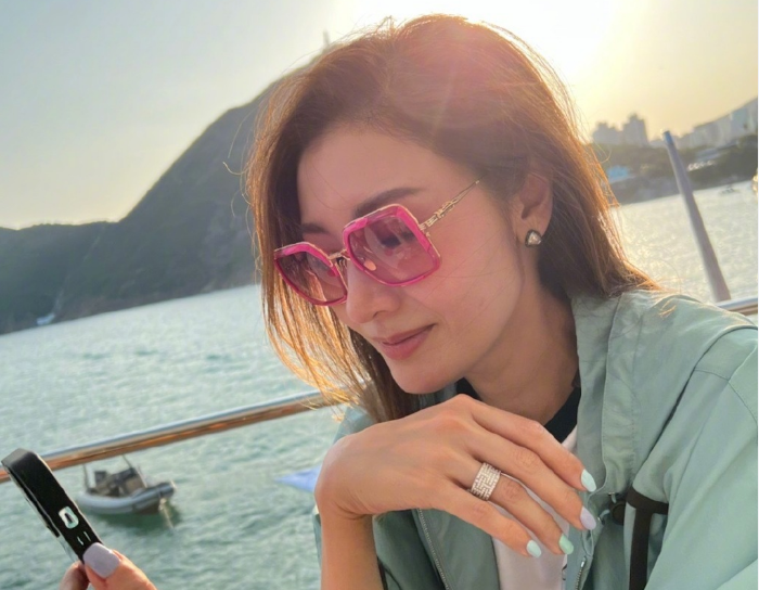 51岁李嘉欣晒游艇自拍,大病初愈略显憔悴,侧颜依旧少女感十足