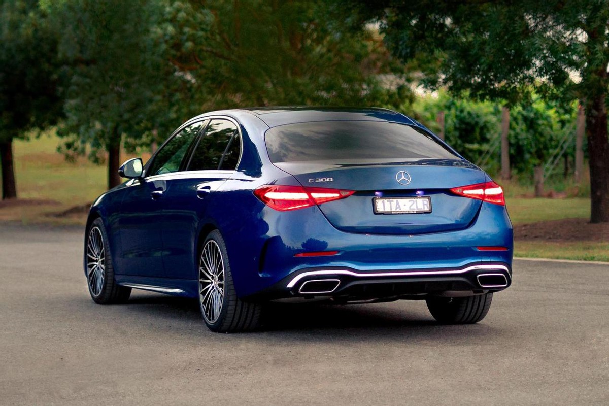 35.54万起售,溜背造型很动感,新款奔驰c级轿跑车上市