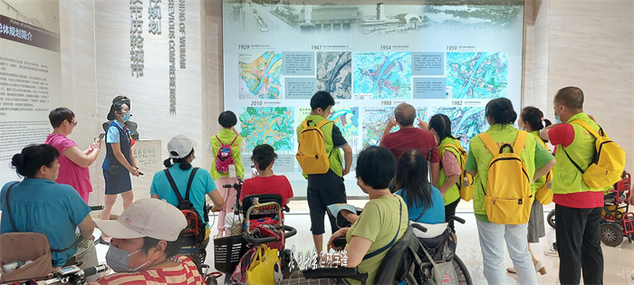 感受武漢城市鉅變-殘疾人走進武漢規劃展示館