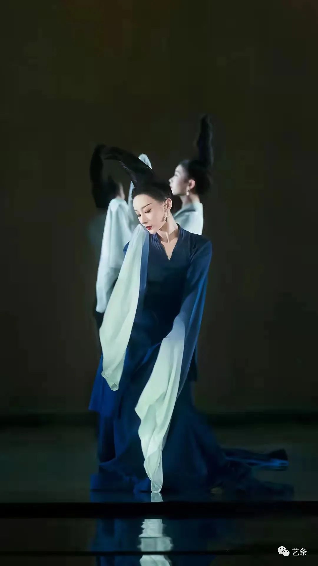 国宝汝窑天蓝釉刻花鹅颈瓶发现者——中国古陶瓷大师赵青云先生